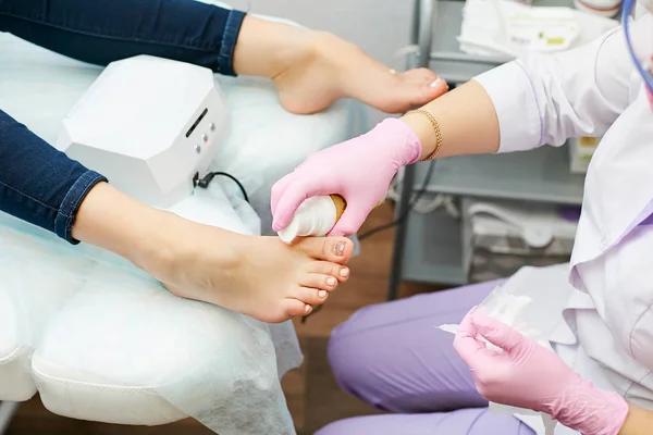 Doctor Salon Applies Foot Cream Pedicure — Stock Photo, Image