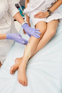 Yordam, bir güzellik salonu sugaring epilasyon yöntemi tarafından