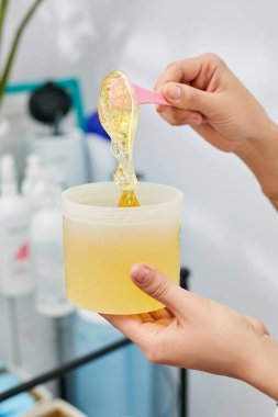 Sugaring asıl hamur epilasyon yordamı önce kavanozun içinde hareket ediyor