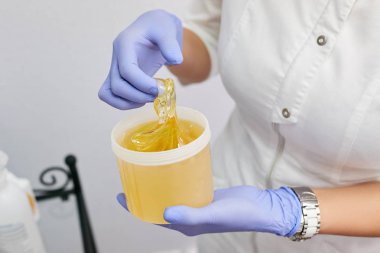 Kız epilasyon yordamı için hazırlanıyor. Güzellik salonunda sugaring