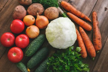 Rustik bir tablo üzerinde sulu, taze sebzeler