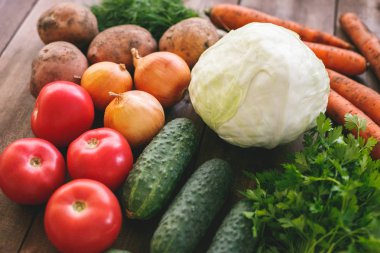 Lahana, soğan, domates, salatalık ağaçtan bir tablo. Sağlıklı beslenme.