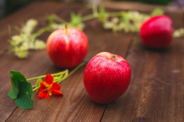 Ahşap oyun tahtası Olgun kırmızı elmalar