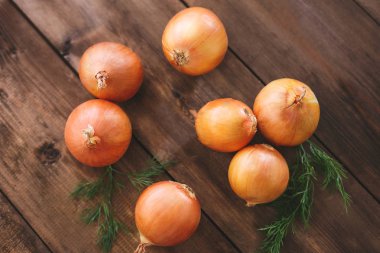 Soğan ve maydanoz ahşap bir masa üzerinde