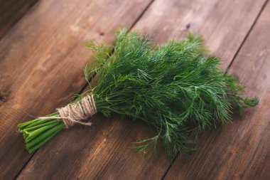 Bir demet dereotu köyü masada. Sağlıklı beslenme