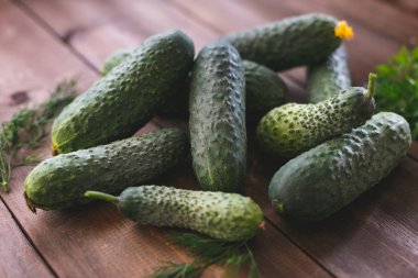 Rustik bir tablo taze lezzetli salatalık. Tüm aile için sağlıklı yemek