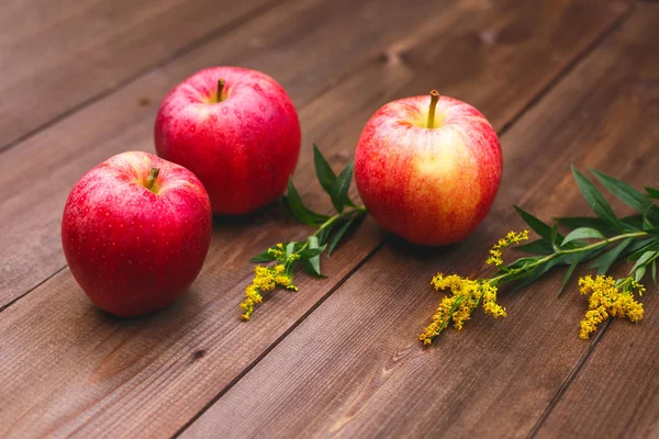 Große Saftige Rote Äpfel Auf Einem Schönen Holztisch — Stockfoto