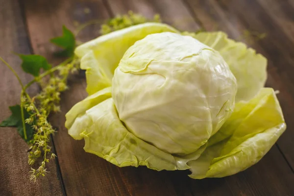 Lahana masanın üzerinde. Sebze ve ahşap bir masa