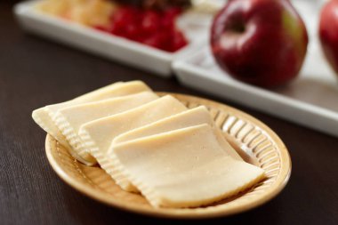 Sarı renk bir güzel porselen tabak içinde peyniri dilimlenmiş