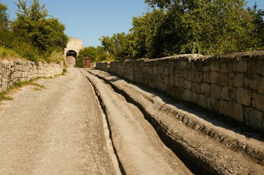 Bir parça ve bir taş çit Crimea'da blokların olan yol
