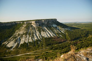 Güzel yaz manzara Kırım yarımadası üzerinde. Büyük yeşil kayalık massif