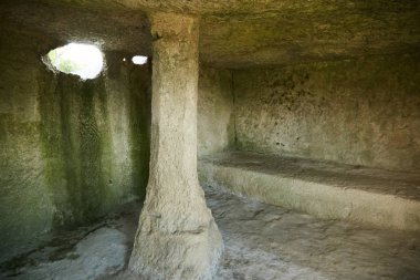 Rock yapılmış bir kulübe içinde