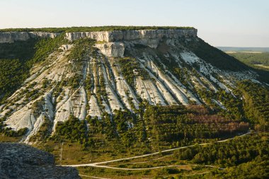 Kırım yarımadası yaz manzaraya. Büyük kayalık massif yeşillik ile kaplı