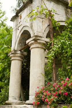 Kırım yarımadası üzerinde eski bina. Büyük sütunlar ve kemerler