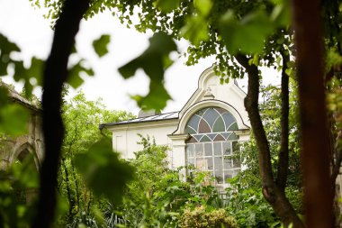 Kırım yarımadası üzerinde eski binalar.