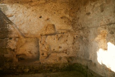 Mağara duvarlarında. Kırım yarımadası üzerinde mağara.