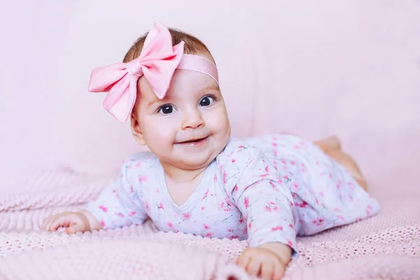 Uma Menina Recém Nascida Olha Para Cima Sorri — Fotografia de Stock