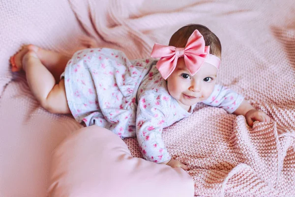 Baby Bow Lying Knitted Pink Blanket — Stock Photo, Image