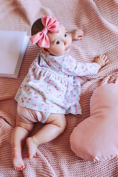 Bebê Deitado Cobertor Rosa Malha Vista Superior — Fotografia de Stock
