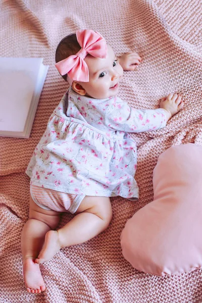 Bebê Está Cobertor Rosa Malha Sorri Vista Superior — Fotografia de Stock