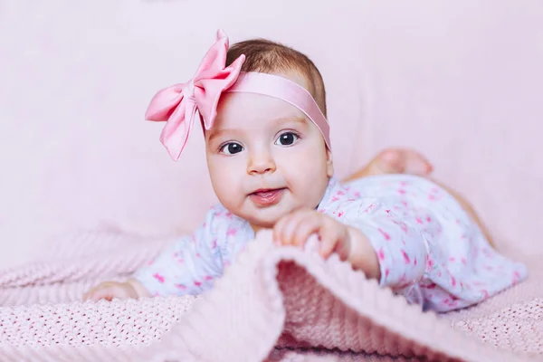 Baby Lies Crib Knitted Pink Blanket — Stock Photo, Image