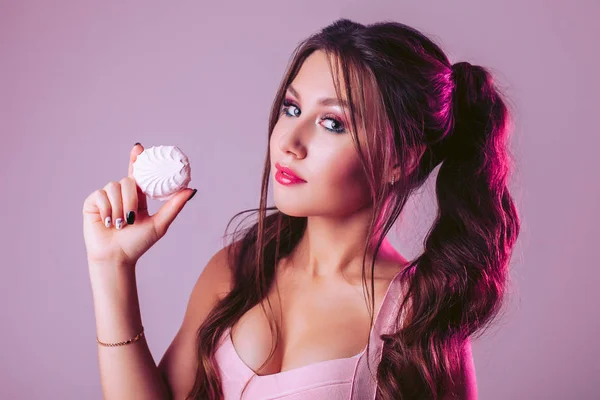 Glamorous Woman Pink Purple Background Shows Marshmallow Her Hand — Stock Photo, Image