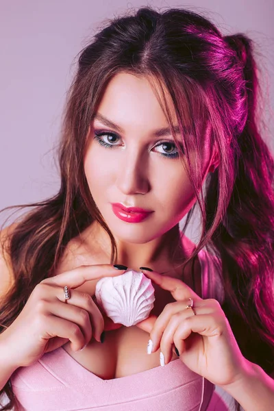 Une Jolie Femme Glamour Sur Fond Rose Violet Tient Une — Photo