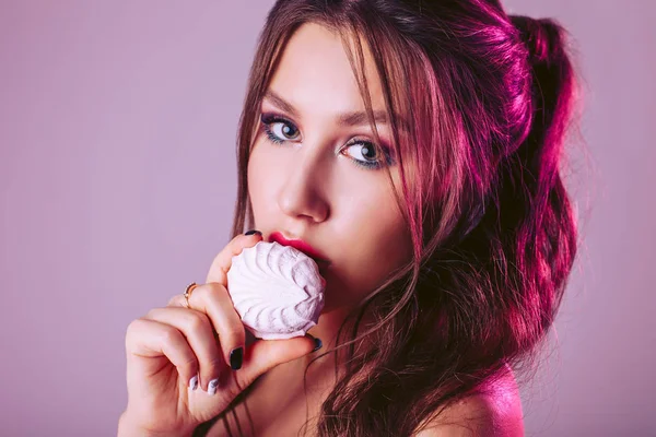 Glamouröse Frau Auf Rosa Lila Hintergrund Ist Ein Marshmallow — Stockfoto