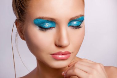 Parlak bahar telafi seksi genç kadınla yakın çekim