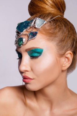 Bir parlak makyaj ve takı kafasına ile seksi kız portresi. Yakın çekim