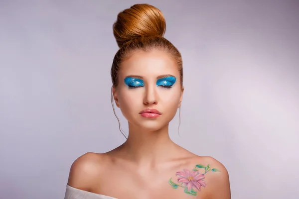 Dziewczyna Zamknięcie Oczu Jasny Makijaż Kolor Tła Studio — Zdjęcie stockowe