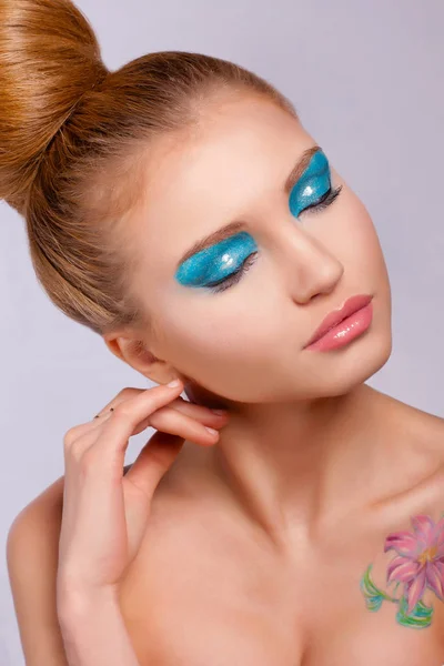 Portret Młodego Pięknego Modelu Makijażu Jasny Wiosenny Zamknięte Oczy Tle — Zdjęcie stockowe