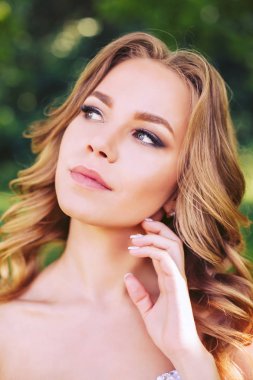 Doğa gelinin yüzü dokunur