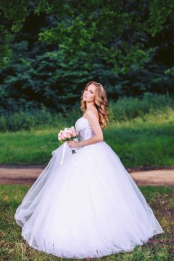 Bir buket çiçek parkta yürüyüş ile genç gelin