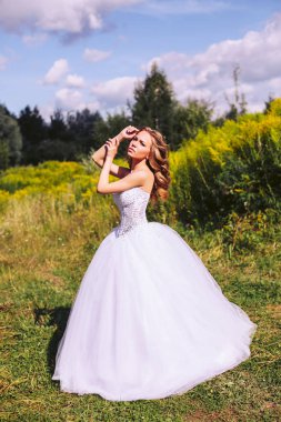 Genç gelin bir yaz günü parkta yürüyüş