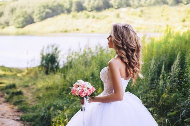 Hassas bir buket çiçek doğada gelinle