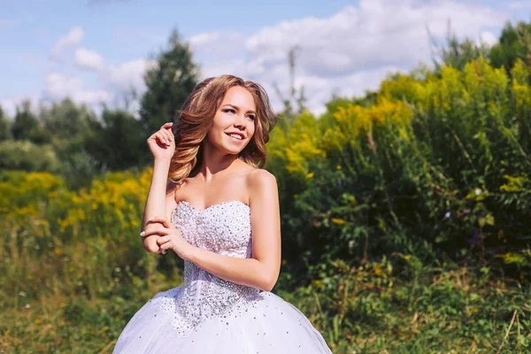 Молодая Невеста Белом Платье Природе — стоковое фото