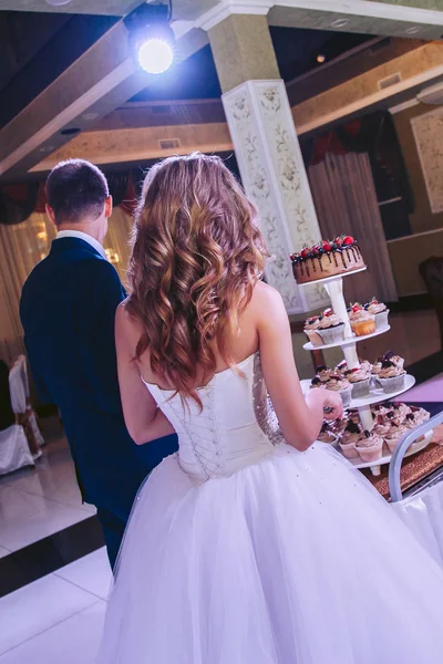 Наречений Наречена Ріжуть Весільний Торт — стокове фото