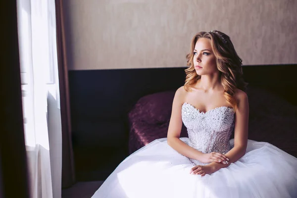 椅子に座っている白いウェディング ドレスの若い花嫁 — ストック写真