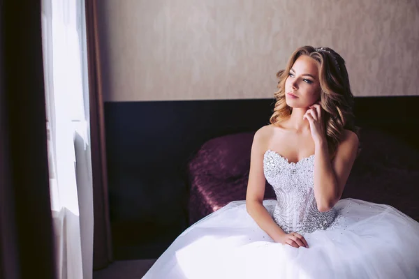 Красивая Молодая Невеста Белом Свадебном Платье Сидит Стуле Выпрямляет Серьги — стоковое фото