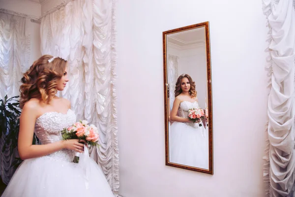 若い花嫁を見て彼女は鏡の中 — ストック写真