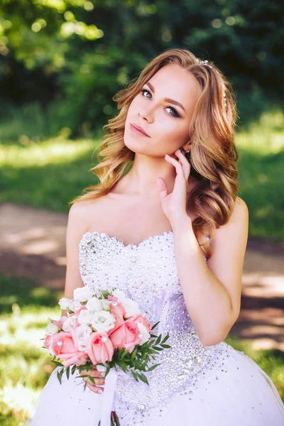 Beyaz elbiseli doğada gelin