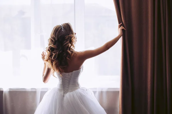 Sposa Lussuoso Abito Bianco Tira Tenda Foto Stock