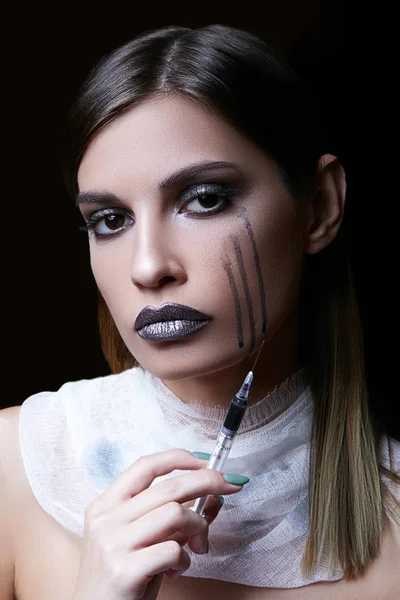 Formidable Young Brunette Holds Syringe Black Liquid Her Hand Looks — Stock Photo, Image