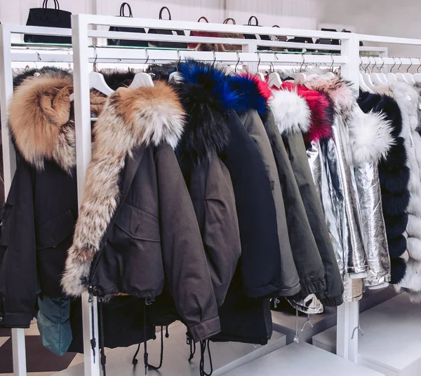 Regály Nejlepší Zimní Oblečení Obchodě Showroom — Stock fotografie