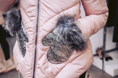 Kız pembe ceket aşağı göz alıcı kış eldiven kürk ve pırıltılar deneyin.