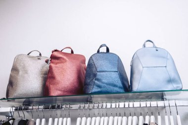 Parlak kumaş deposu cam raf üzerine çuval kadın koleksiyonu.