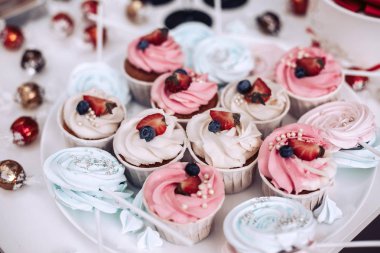 Çilek ve beyaz bir plaka üzerinde meyveleri lezzetli kek