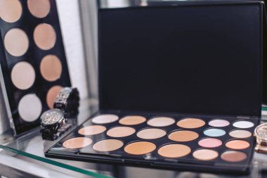 Malzemeleri kozmetik dükkanında rafta bir dizi