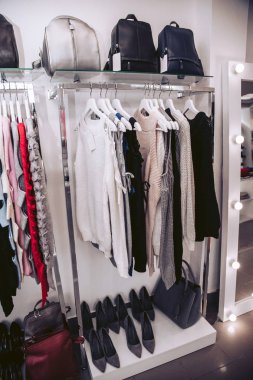 Lüks elbise ve ayakkabı ile vitrinler kadın giyim mağaza.